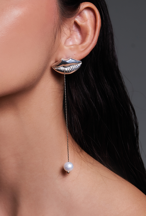 arete en forma de labios, arete con perla, arete individual, arete con perla removible, pin, broche, accesorio, perla natural, aleación de latón, plateado, regalo para mujer, regalo para hombre, regalo, diseño mexicano, marca mexicana, hecho a mano, hecho en México
