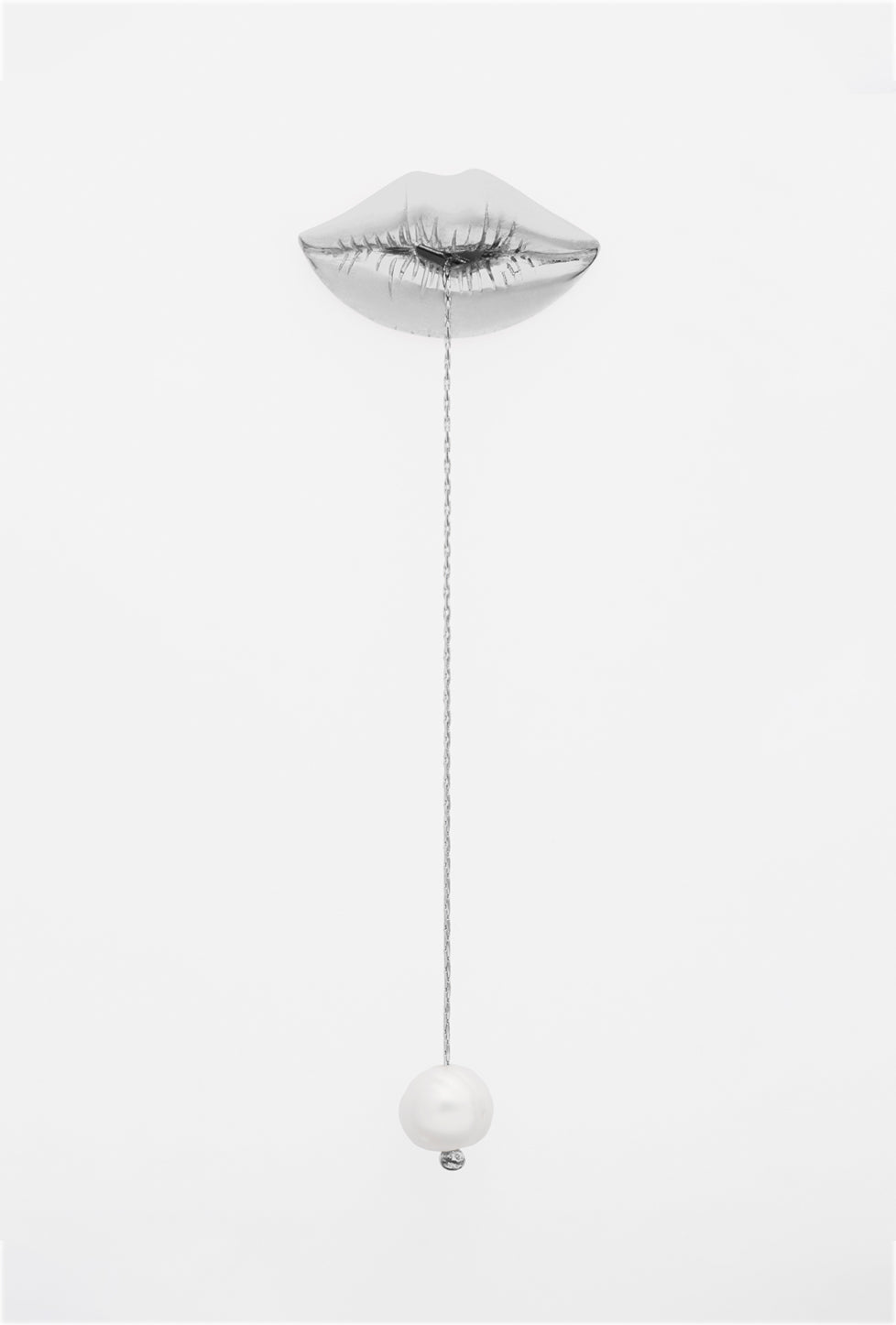 arete en forma de labios, arete con perla, arete individual, arete con perla removible, pin, broche, accesorio, perla natural, aleación de latón, plateado, regalo para mujer, regalo para hombre, regalo, diseño mexicano, marca mexicana, hecho a mano, hecho en México