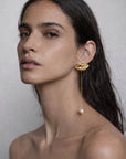 arete en forma de labios, arete con perla, arete individual, arete con perla removible, pin, broche, accesorio, perla natural, aleación de latón, dorado, regalo para mujer, regalo para hombre, regalo, diseño mexicano, marca mexicana, hecho a mano, hecho en México