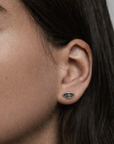 mini arete con forma de ojo, mini arete con forma de nariz, mini arete con forma de labios, mini arete de plata, mini arete dorado, plata .925, chapa de oro 24k, mini arete para piercing, stud, mini arete, arete para mujer, arete para hombre, diseño mexicano, marca mexicana, hecho a mano, hecho en México