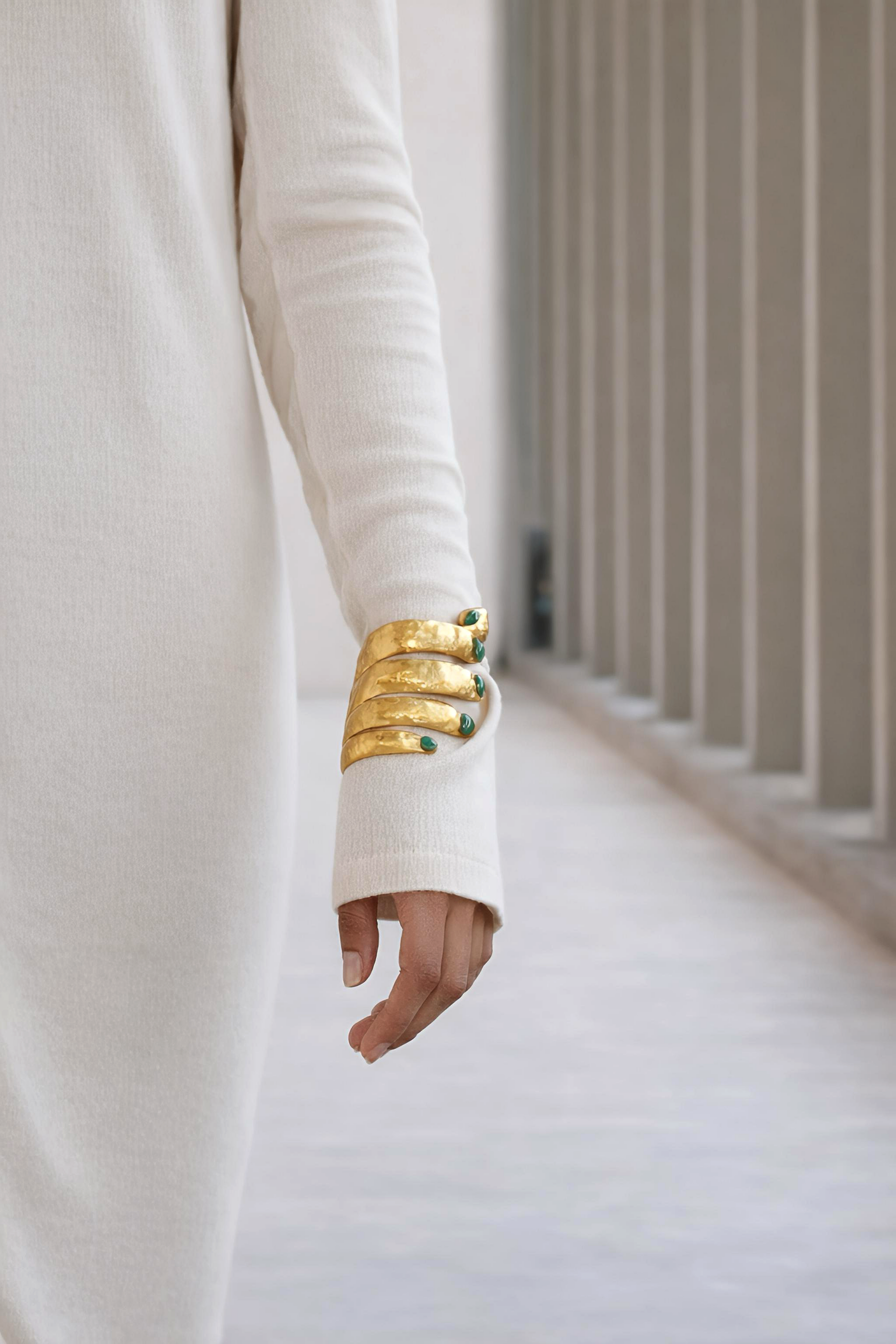 brazalete en forma de mano, brazalete de aleación de latón, brazalete cortado a mano, brazalete con piedras verdes, brazalete para mujer, brazalete con chapado de oro 24k, brazalete ajustable, brazalete para mujer, brazalete para hombre, diseño mexicano, hecho a mano, hecho en México