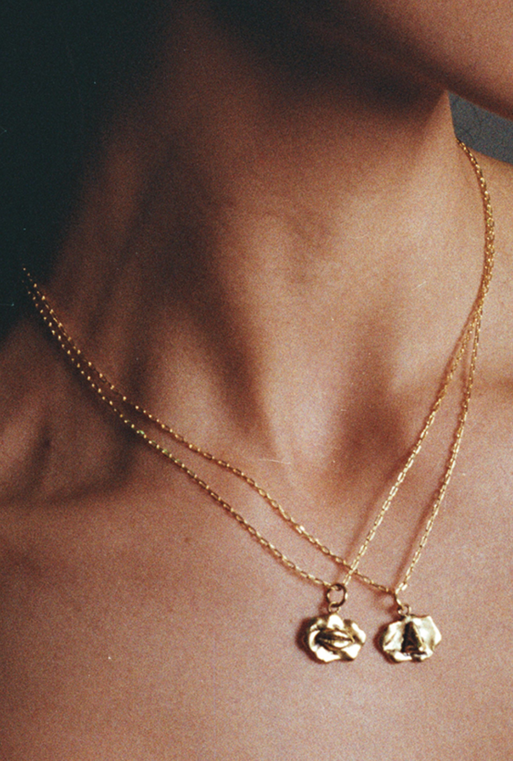 cadena delgada con dijo en forma de ojo, cadena delgada con dije en forma de nariz, cadena delgada con dije en forma de labios, cadena de aleación con chapado de oro 24k, cadena de plata .925, cadena para mujer, cadena para hombre, diseño mexicano, marca mexicana, hecho a mano, hecho en México