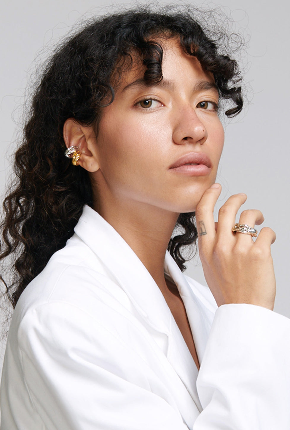 ear cuff con forma humana, ear cuff de plata .925, ear cuff de aleación con chapa de oro 24k, ear cuff para mujer, ear cuff para hombre, regalo para mujer, regalo para hombre, diseño mexicano, marca mexicana, hecho a mano, hecho en México