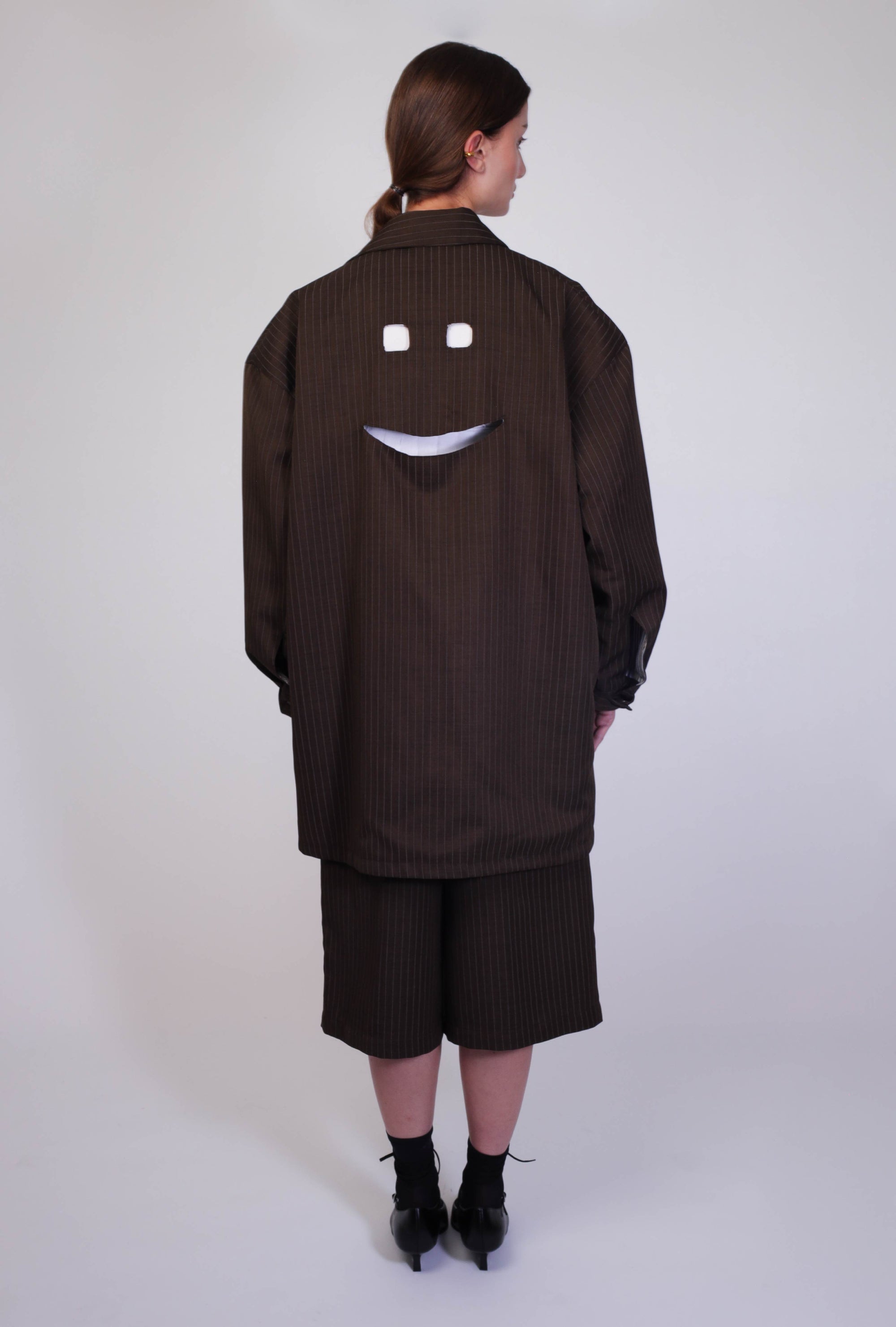 Sobre camisa con cortes en forma de carita sonriente en espalda, sobre camisa para mujer, sobre camisa para hombre, sobre camisa corte boyfriend, sobre camisa oversized, sobre camisa con forro de algodón, sobre camisa café, diseño mexicano, hecho a mano, hecho en México