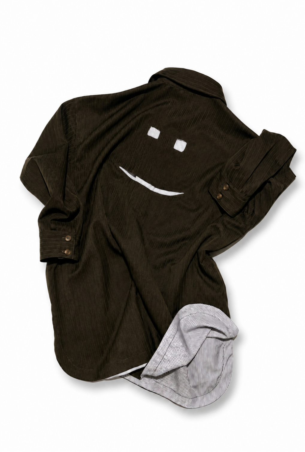 Sobre camisa con cortes en forma de carita sonriente en espalda, sobre camisa para mujer, sobre camisa para hombre, sobre camisa corte boyfriend, sobre camisa oversized, sobre camisa con forro de algodón, sobre camisa café, diseño mexicano, hecho a mano, hecho en México