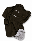 Sobre camisa con cortes en forma de carita sonriente en espalda, sobre camisa para mujer, sobre camisa para hombre, sobre camisa corte boyfriend, sobre camisa oversized, sobre camisa con forro de algodón, sobre camisa café, diseño mexicano, hecho a mano, hecho en México